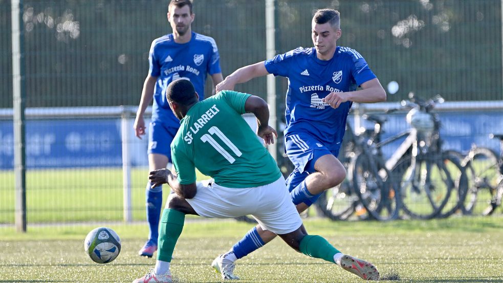 Renke Wübbenhorst (vorne, blaues Trikot) feierte beim 2:1 gegen Larrelt mit Holtriem den zweiten Sieg nacheinander. Foto: Doden/Blomberg