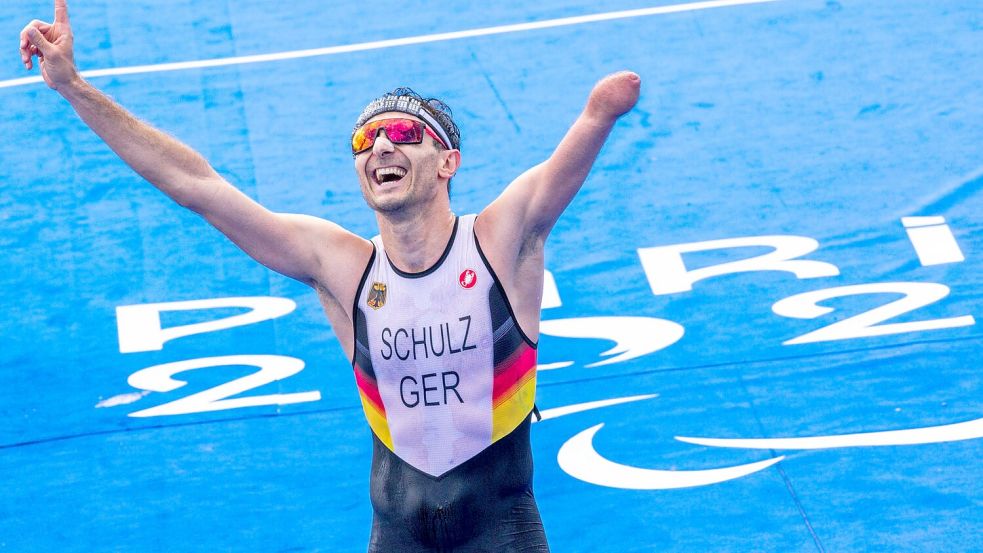 Triathlet Martin Schulz freut sich über Bronze. Foto: Jens Büttner/dpa