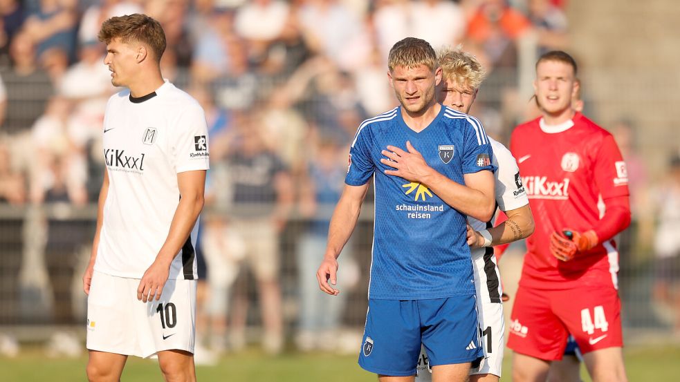 Janek Siderkiewicz (blaues Trikot) genießt jede Minute in der Regionalliga. Das Foto zeigt ihn beim Heimspiel gegen den SV Meppen bei einem Eckball mit SVM-Akteur Luca Prasse als Gegenspieler. Fotos: Doden