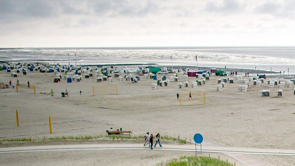 Am Donnerstag wird auf dem Strand in Norddeich ein Stadion mit Tribünen aufgebaut. Foto: Rebecca Kresse