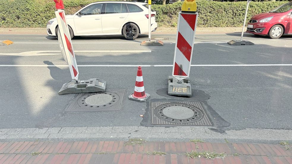 Das Loch befindet sich auf der Ringstraße, die Linksabbiegerspur ist deswegen gesperrt. Fotos: Groenendaal