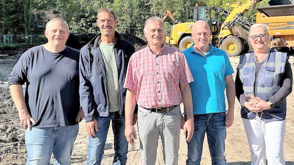 Es geht voran am Burenweg in Egels auf der Baustelle für die neue OOWV-Betriebsstelle. Davon überzeugten sich (von links) Ingo Haase (Anlagenkoordinator des Wasserwerks Aurich), Axel Spiekermann (verantwortlicher Projektingenieur), Michael Veh (Regionalleiter für den OOWV im Landkreis Aurich), Dieter Henkel (Leiter der Betriebsstelle Aurich) und Diana Nierenberger (Architekturbüro Diana Nierenberger, Leer). Foto: Heiko Poppen/OOWV