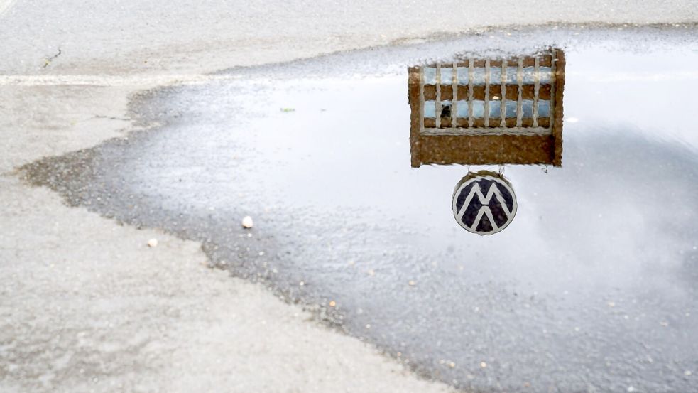 VW steuert auf einen neuen Konflikt mit dem Betriebsrat zu: Um die Kosten zu senken, will der Konzern Werksschließungen und Entlassungen nicht kehr ausschließen. Foto: Julian Stratenschulte/dpa