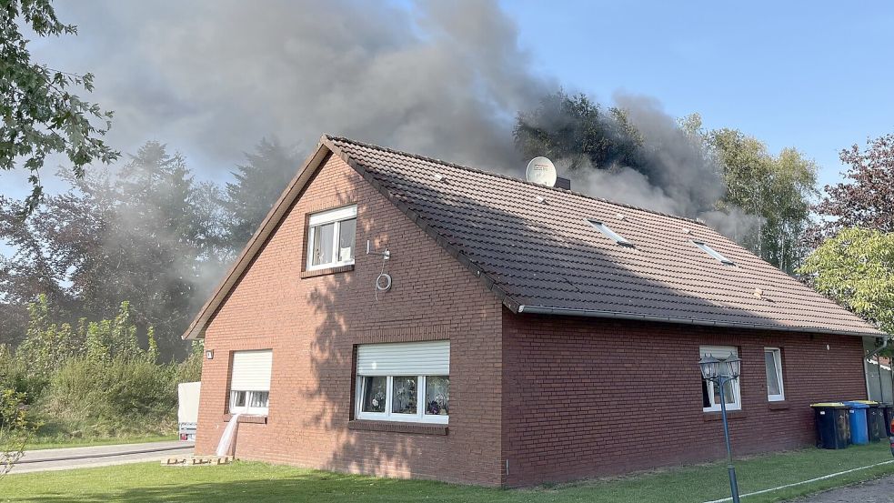 Als die Feuerwehr eintraf, stieg eine schwarze Rauchsäule hinter dem Haus auf. Foto: Timo de Vries/Feuerwehr