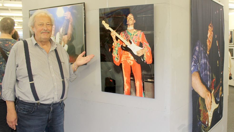 Jimmy Hendrix und Rory Gallagher (rechtes Bild) sind zwei der vielen Rocklegenden, die der gebürtige Auricher Carl van der Walle bei Auftritten fotografiert hat. Eine Auswahl der Bilder ist in seiner Heimatstadt im Zwischenraum ausgestellt. Der Fotograf plauderte bei der Vernissage über persönliche Erlebnisse. Foto: Niet