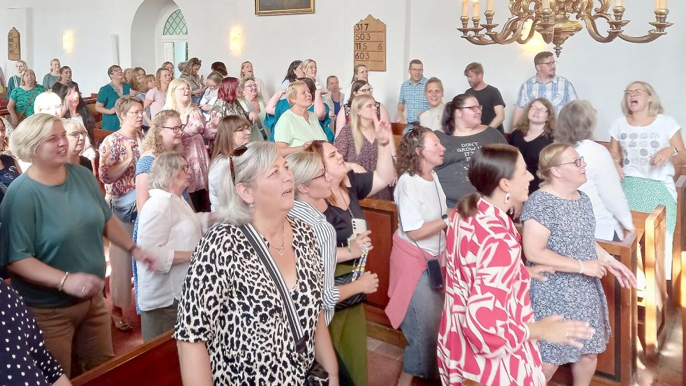 Beim „Rudelsingen“ in der Kirche in Victorbur zum zehnjährigen Bestehen des lutherischen Kindertagesstättenverbandes Ostfriesland-Nord hatten die Gäste Spaß. Foto: Heyken