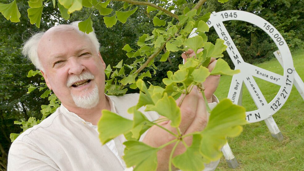 Ökowerk-Mitbegründer Eckhard Lukas ist zum 35. Geburtstag der Einrichtung besonders stolz. Im Hintergrund zu sehen: die Hiroshima Gedenkstätte. Foto: Ortgies