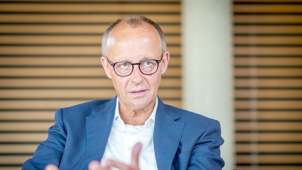 Unionsfraktionschef Friedrich Merz wirft Russland nach dem verheerenden Raketenangriff auf die zentralukrainische Stadt Poltawa in einem Interview der Deutschen Presse-Agentur Kriegsverbrechen vor. Foto: Michael Kappeler/dpa