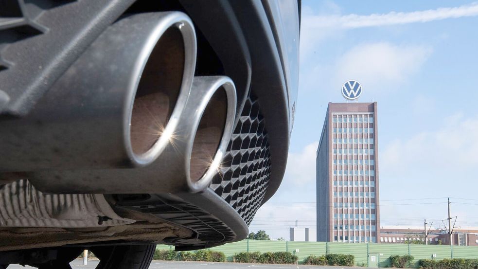 Bei VW in Wolfsburg herrscht nach den verschärften Sparplänen Verunsicherung in der Belegschaft. (Archivbild) Foto: Julian Stratenschulte/dpa