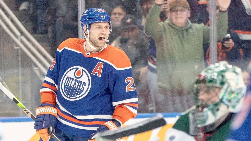 Leon Draisaitl hat seinen NHL-Vertrag in Edmonton verlängert. Foto: JASON FRANSON/The Canadian Press/AP/dpa