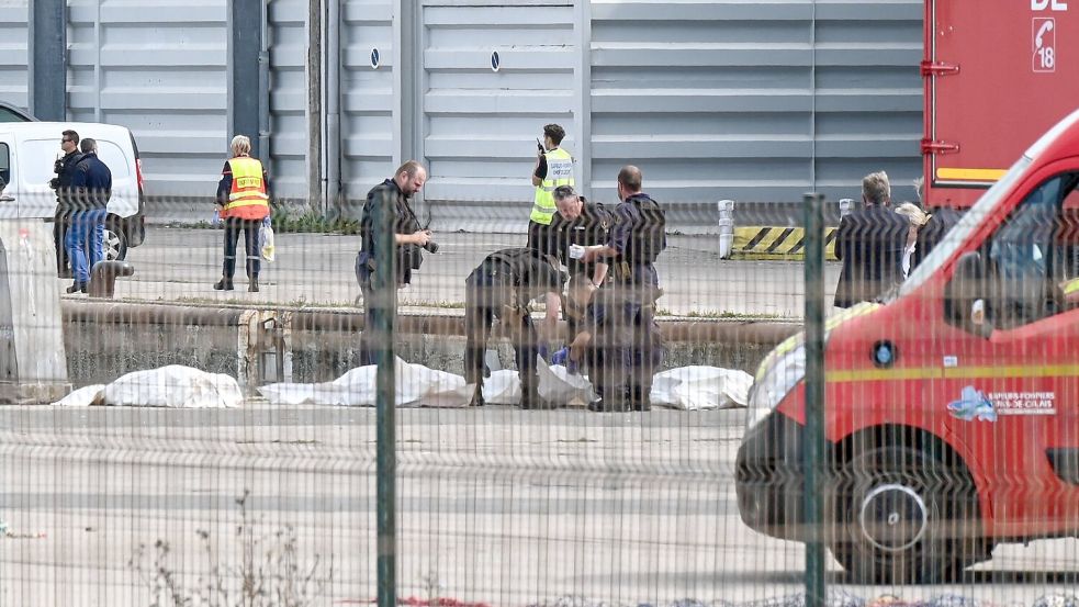 Die Einsatzkräfte sind mit einem Großaufgebot vor Ort. Foto: Bernard Barron/AFP/dpa