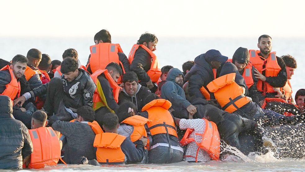 Immer wieder kommen Flüchtlinge bei der gefährlichen Überfahrt mit kleinen Booten Richtung Großbritannien ums Leben. (Archivbild). Foto: Gareth Fuller/PA Wire/dpa