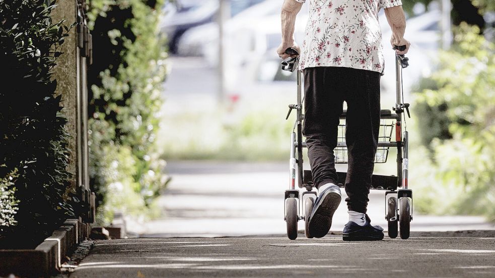 Eine Seniorin ist mit ihrem Rollator in Berlin unterwegs. Foto: IMAGO/Florian Gaertner