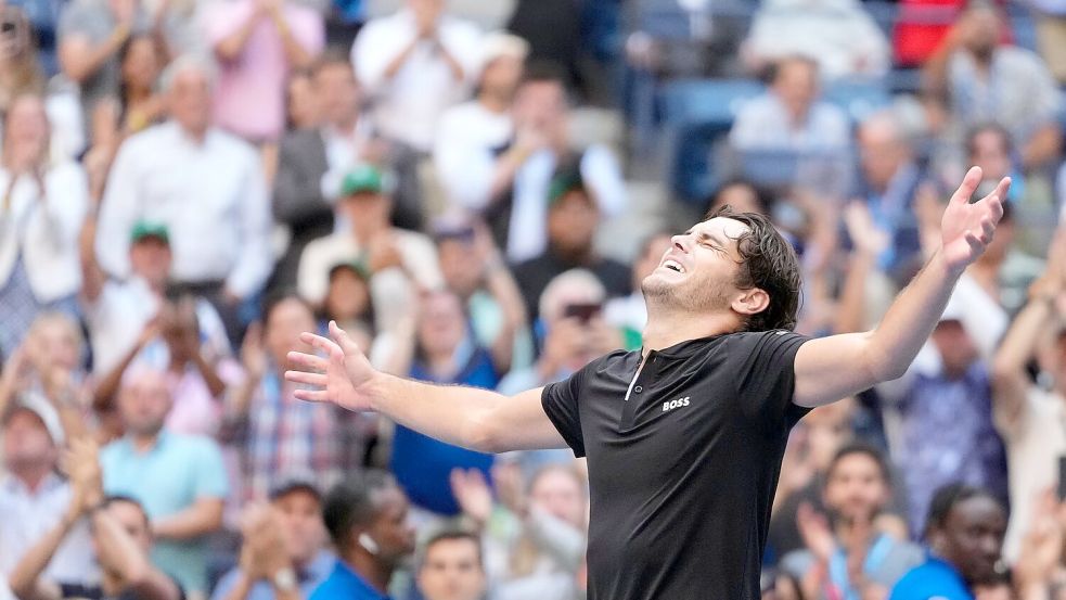 Taylor Fritz bejubelt den ersten Halbfinaleinzug bei einem Grand-Slam-Turnier seiner Karriere. Foto: Kirsty Wigglesworth/AP/dpa