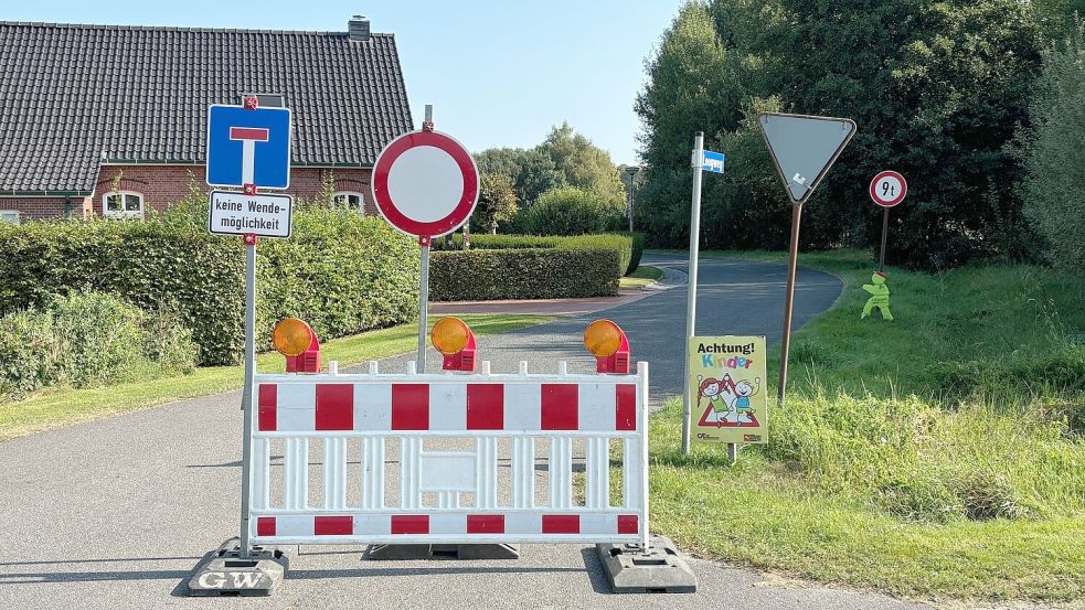 Viele Verkehrsteilnehmer ignorieren auch diese Absperrung und fahren in den Loogweg rein, um so die Straßenbaustelle auf der Bundesstraße 70 zwischen Kreisel und Ampelkreuzung in Folmhusen zu umfahren. Foto: Ammermann