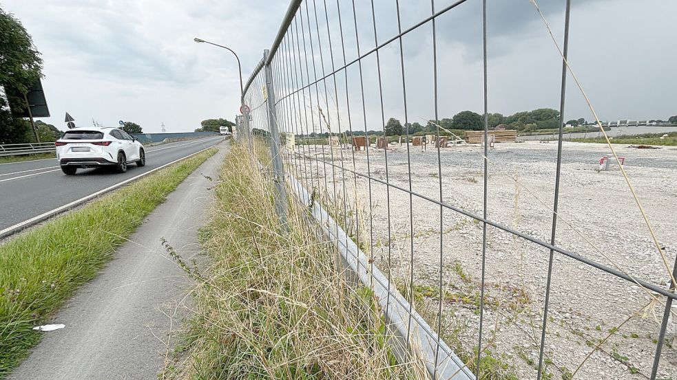 Man erkennt noch die Stellen der Probebohrungen auf dem Baufeld der künftigen Ledabrücke. Foto: Bothe