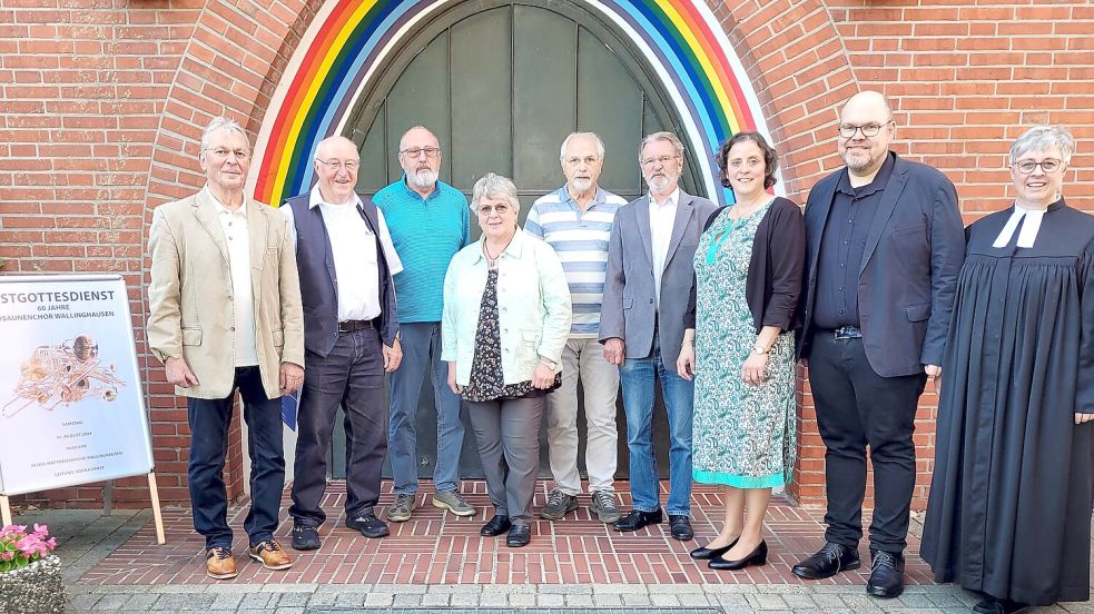 Ihre Ehrungen nahmen Gerd Frerichs (von links), Wilhelm Salkowski, Edzard Harms, Helga Hoffmeyer, Tade Wilhelm Risius und Peter Jacobs auf der Jubiläumsfeier persönlich entgegen. Das Foto zeigt sie mit der neuen Posaunenchorleiterin Sonka Ernst, Landesposaunenwart Hayo Bunger und Pastorin Silke Kampen.