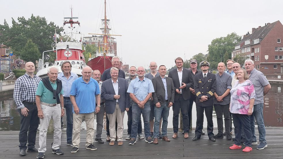 Nach der Mitgliederversammlung des Freundeskreises Marineschiff Emden stellten sich die Teilnehmer am Hafen zu einem Gruppenfoto auf. Foto: privat