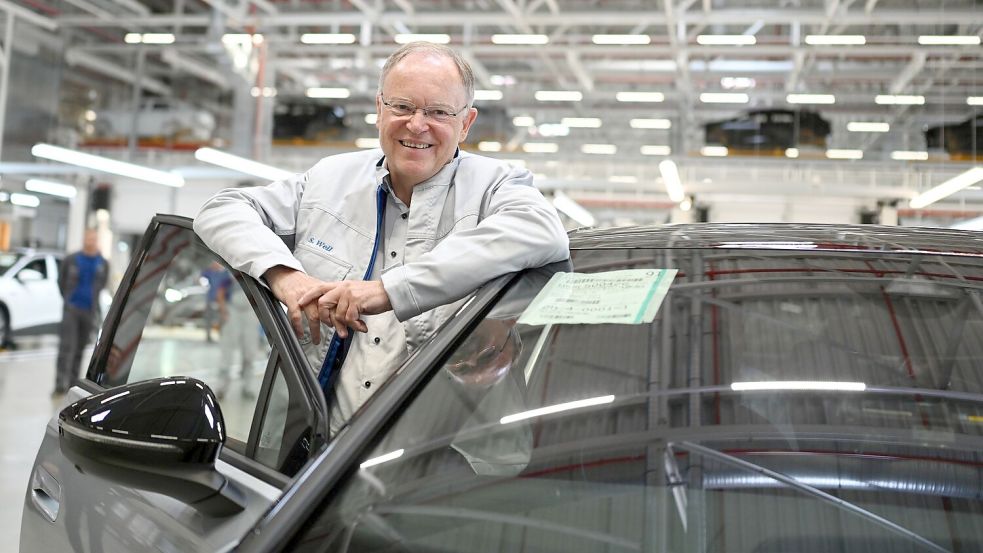 Niedersachsens Ministerpräsident Weil, hier im VW-Werk Emden, weiß um die Bedeutung des Autokonzerns für sein Bundesland. (Archivbild) Foto: Lars Penning/dpa