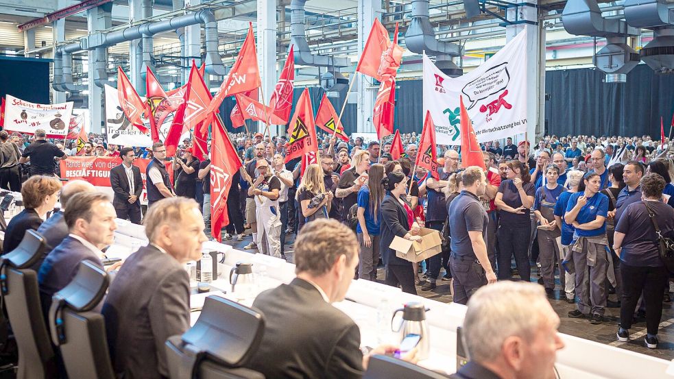 Auf der Betriebsversammlung in Wolfsburg verteidigt der VW-Vorstand den Sparkurs. Foto: Moritz Frankenberg/dpa Pool/dpa