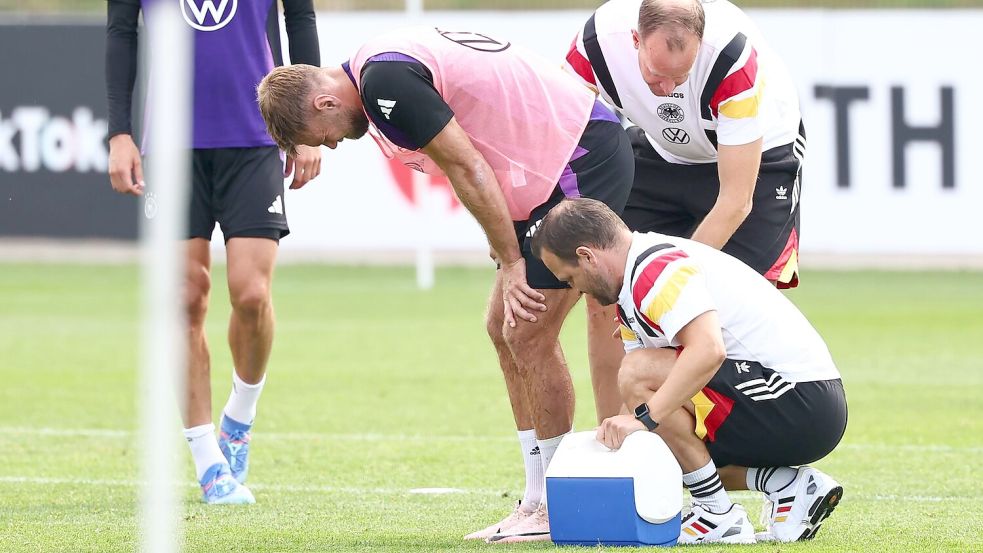 Autsch! Niclas Füllkrug muss während des Trainings kurz behandelt werden. Foto: Daniel Karmann/dpa