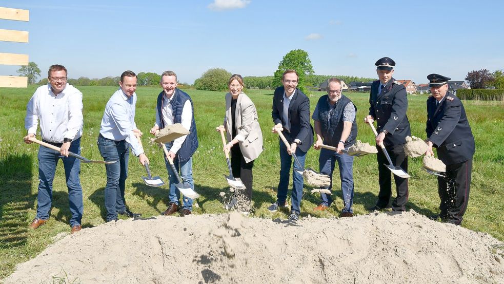 Gute Laune hatten (von links) Erster Gemeinderat Jörg Lorenz, Dezernent Timo Pistoor, Klaus Groß-Thedieck, Christina Fabian (beide Radke Architekten), Bürgermeister Hendrik Schulz, Ortsbürgermeister Johann Hartema, Ortsbrandmeister Matthias Ihler und der stellvertretende Gemeindebrandmeister Ingo Brinker beim ersten Spatenstich für das Feuerwehrgerätehaus in Jheringsfehn. Foto: Stromann