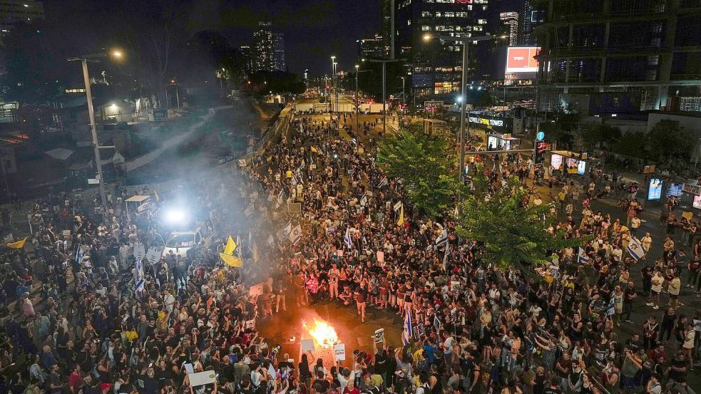 Immer wieder demonstrieren Israelis gegen Netanjahu, der ihrer Ansicht nach einen Geisel-Deal torpediert. (Archivbild) Foto: Ariel Schalit/AP