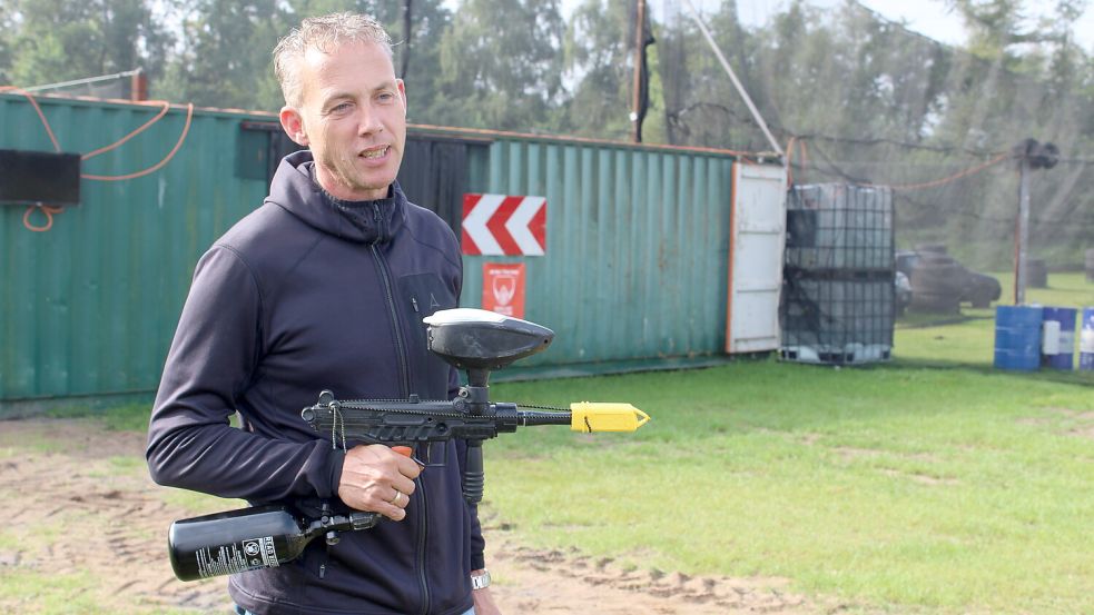 Einen sogenannten Markierer hält Betreiber Frank Fennen in seiner Hand. Damit werden unter Druckluft beim Paintball die Farbbälle verschossen. Fotos: Belling