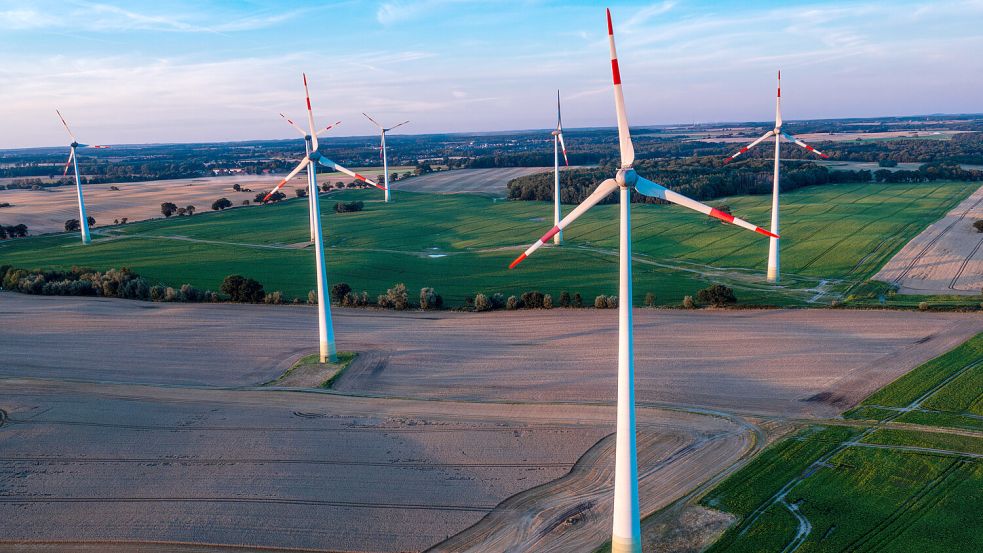 Die Abendsonne beleuchtet die Windkraftanlagen in einem Windpark. Die Anlagen in Kleinoldendorf kommen später als geplant. Foto: Büttner/dpa