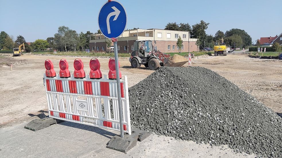 Im Kreuzungsbereich Dr.-Douwes-Straße/Bekassinenweg/Rosmarinheide wird aktuell an einem Kreisel gebaut. Im Hintergrund ist die Physiotherapiepraxis von Knut Hofmayer zu sehen. Fotos: Scherzer