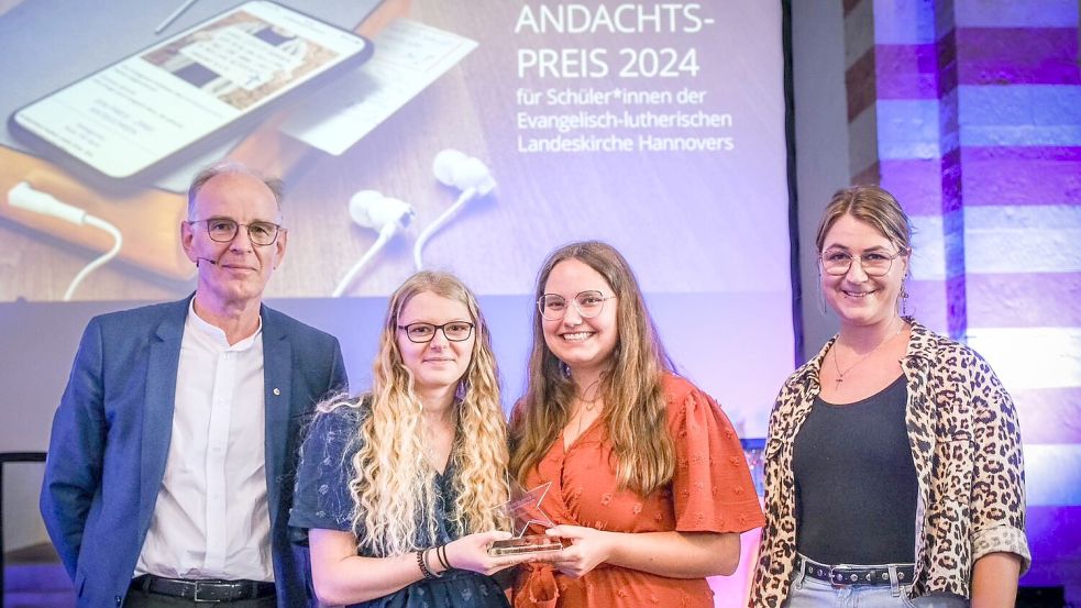 Landesbischof Ralf Meister (von links), Hanna Kruse, Anneke Pollmann und Laudatorin Pastorin Ina Jäckel bei der Preisverleihung in Hannover. Foto: privat