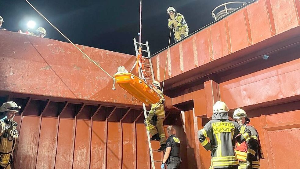 Der Verletzte war nicht gehfähig. Er wurde in der Tragehilfe der Feuerwehr von Bord gebracht. Foto: Feuerwehr