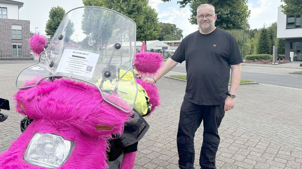 Mit seinem Plüschroller „Tiffy“ fuhr Alexander Sänger quer durch Deutschland. Foto: Spindler