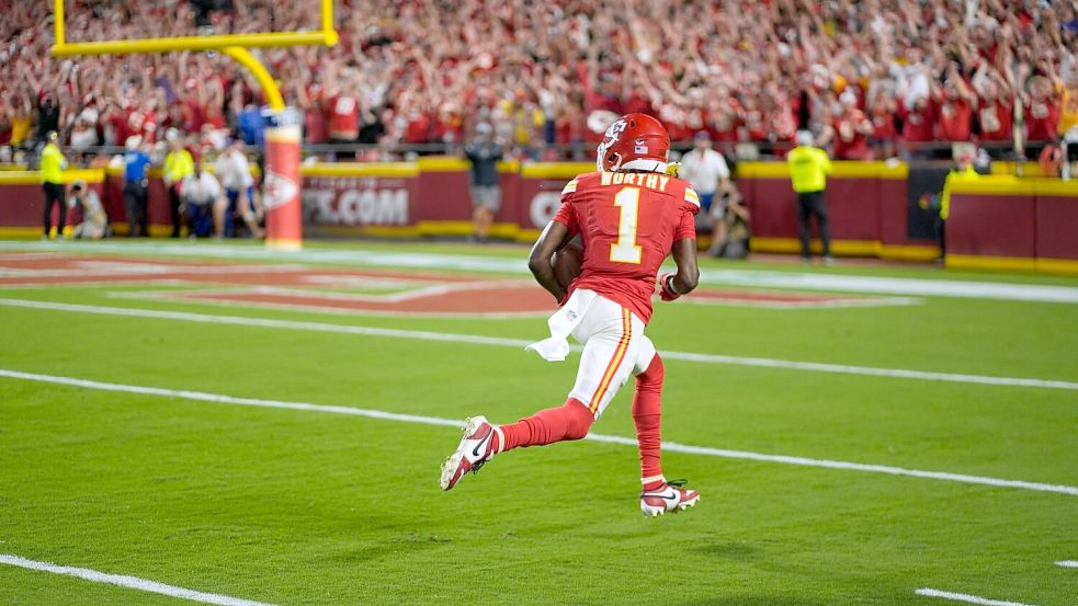 Xavier Worthy spielte erstmals in seiner Karriere in der NFL und erzielte gleich zwei Touchdowns für die Kansas City Chiefs. Foto: Charlie Riedel/AP/dpa