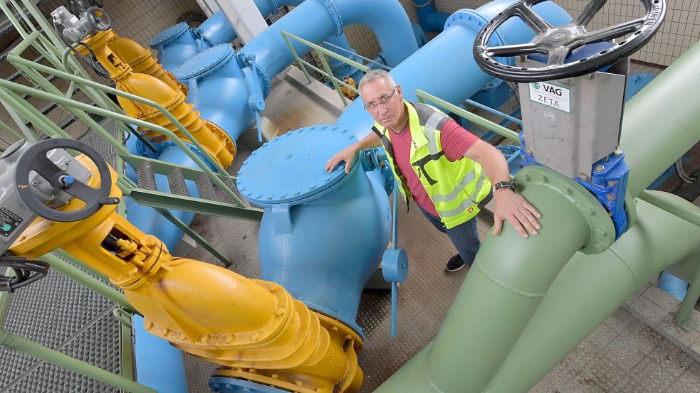 Stadtwerke-Mitarbeiter Harald Densow steht im Hauptpumpwerk in Leer. Von dort aus wird das Mischwasser zum Klärwerk gepumpt. Foto: Ortgies