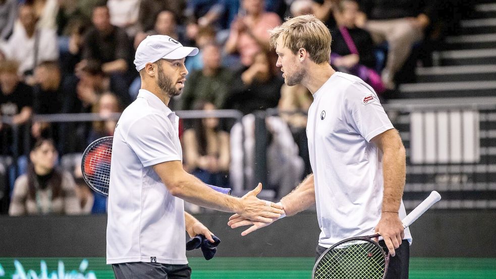 Tim Pütz (l) und Kevin Krawietz dürfen sich über den Einzug in das erste gemeinsame Grand-Slam-Finale freuen. Foto: Marton Monus/dpa