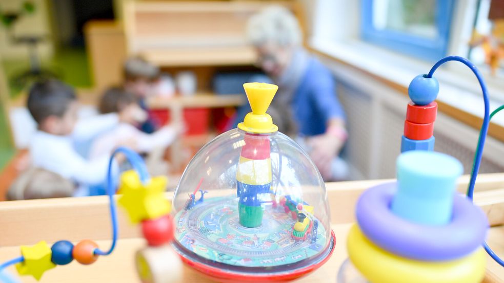 Eine Erzieherin spielt in einer Kita mit Kindern. Das Personal in Kitas ist häufiger krank. Das stellt insbesondere Eltern vor Herausforderungen. Symbolfoto: Uwe Anspach/dpa