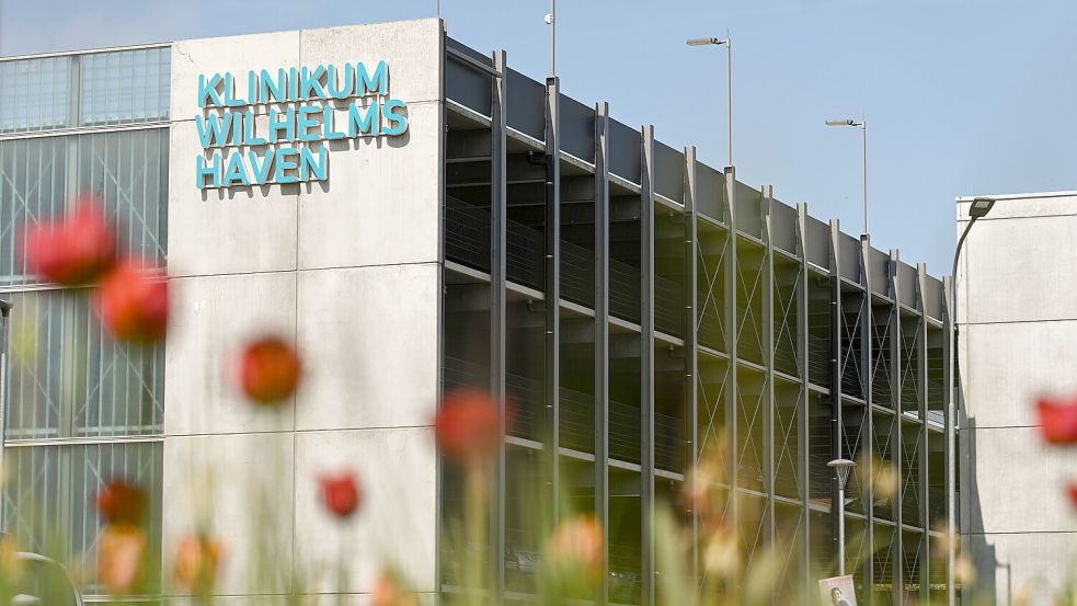 Der Schriftzug „Klinikum Wilhelmshaven“ am Parkhaus vor dem Krankenhaus. Foto: Klemmer/dpa