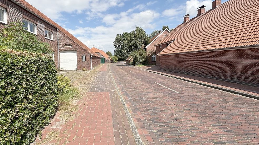 Noch ist die Bührener Straße im Ortskern rot gepflastert. Foto: Heinig