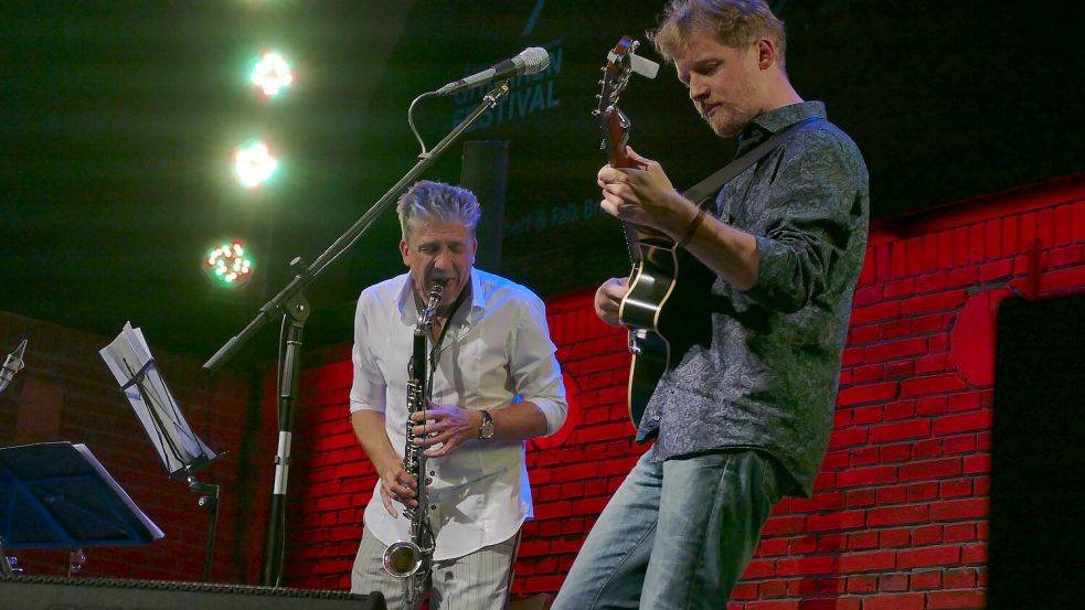 Fesselnde Akustikwelten mit Bassklarinettist Falk Breitkreuz und Philipp Wiechert an der Gitarre. Foto: Jürgens