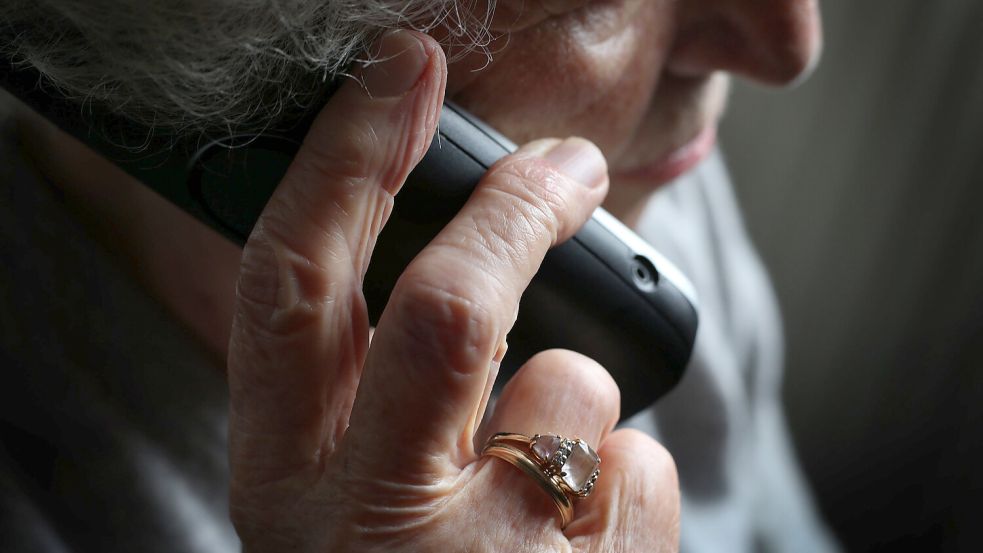 Bei einem Anruf eines angeblichen Gerichtshelfers hörte eine Seniorin ihre vermeintliche Tochter im Hintergrund weinen. Foto: Karl-Josef Hildenbrand / dpa