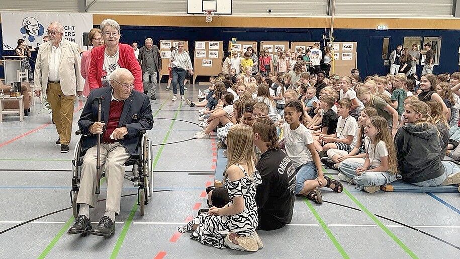 Namensgeber Albrecht Weinberg mit seiner Begleiterin Gerda Dänekas am Freitagvormittag kurz vor dem Festakt zum 20-jährigen Bestehen des Gymnasiums Rhauderfehn. Weinberg wurde von den Gästen mit Standing Ovations empfangen. Fotos: Fertig