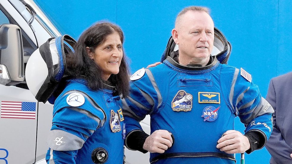 Suni Williams (l) und Barry Wilmore kennen sich mit langen Weltraumaufenthalten aus. Foto: John Raoux/AP/dpa