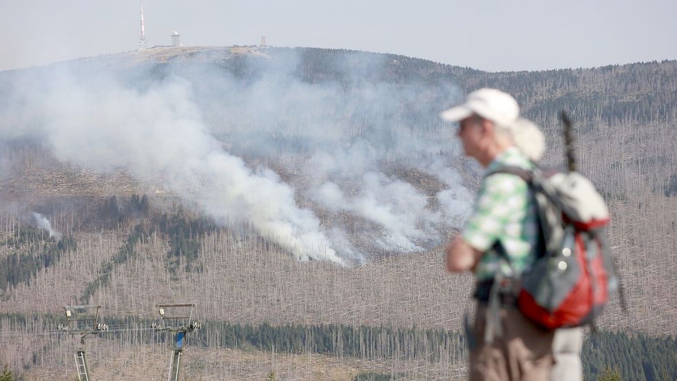 Der Brand unterhalb des Brockens im Harz ist noch nicht unter Kontrolle (Foto aktuell). Foto: Matthias Bein/dpa