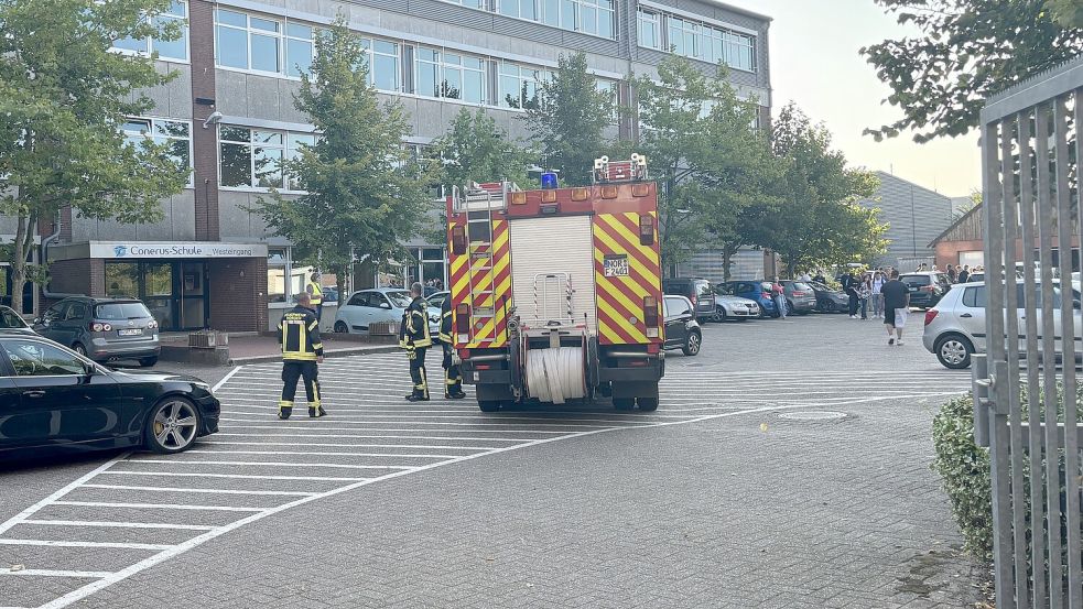 Am Westeingang der Conerus-Schule ging die Feuerwehr ins Gebäude. Foto: Rebecca Kresse