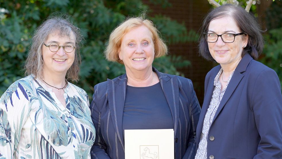 Franzis Kathe (Mitte) bekam von Cornelia Scupin (links) vom Umweltministerium und NLWKN-Direktorin Anne Rickmeyer die Urkunde zur Versetzung in den Ruhestand überreicht. Foto: NLWKN