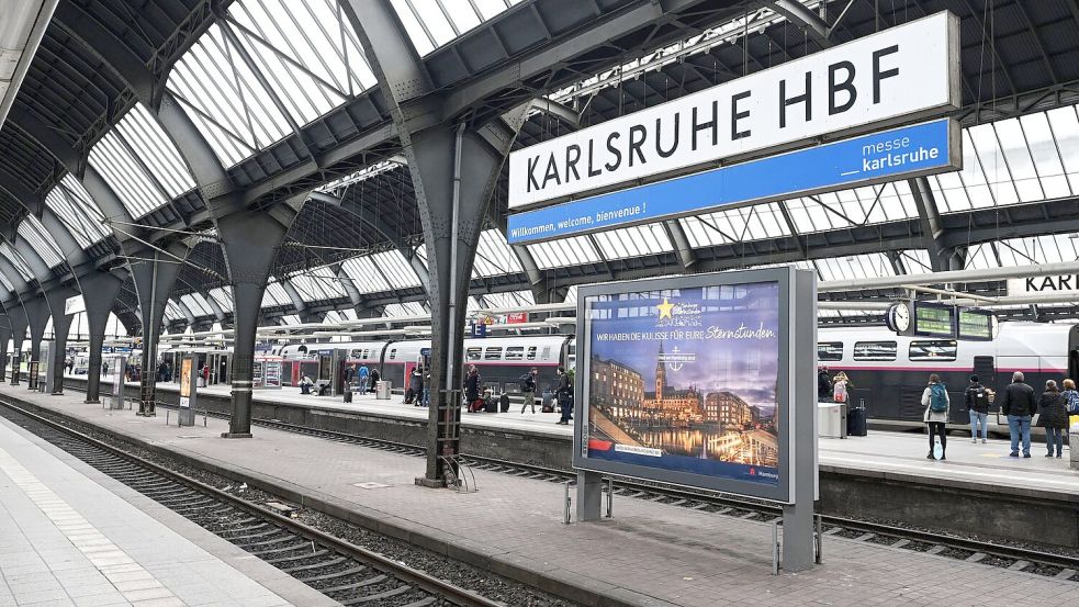 Der mutmaßliche Täter des Angriffes am Hauptbahnhof in Karlsruhe ist weiter auf der Flucht. (Symbolbild) Foto: Uli Deck/dpa