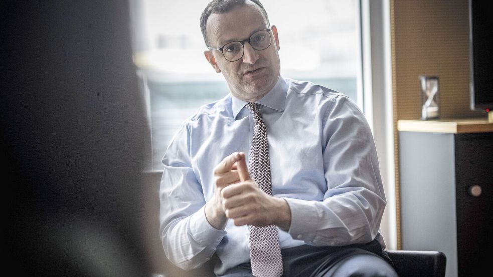 Jens Spahn in seinem Bundestagsbüro. Der CDU-Mann macht im Interview massiven Druck auf Olaf Scholz. Foto: IMAGO/photothek/Dominik Butzmann