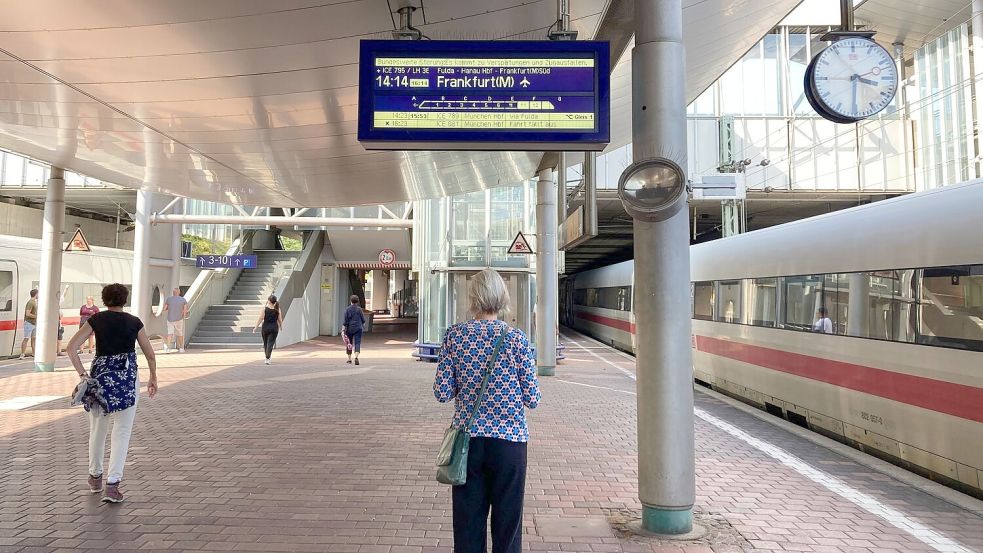 Nach Störung läuft Bahnverkehr wieder an. Foto: Verena Schmitt-Roschmann/dpa