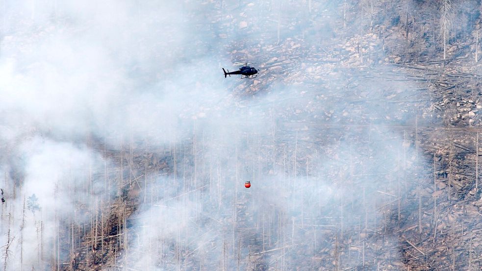 Der Brand am Brocken im Harz ist noch nicht unter Kontrolle. Foto: Matthias Bein/dpa